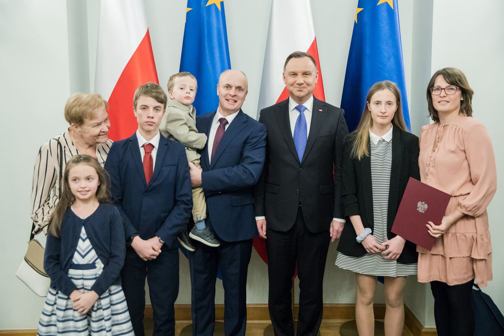 Na zdjęciu prof. Powałka z rodziną oraz prezydent Andrzej Duda